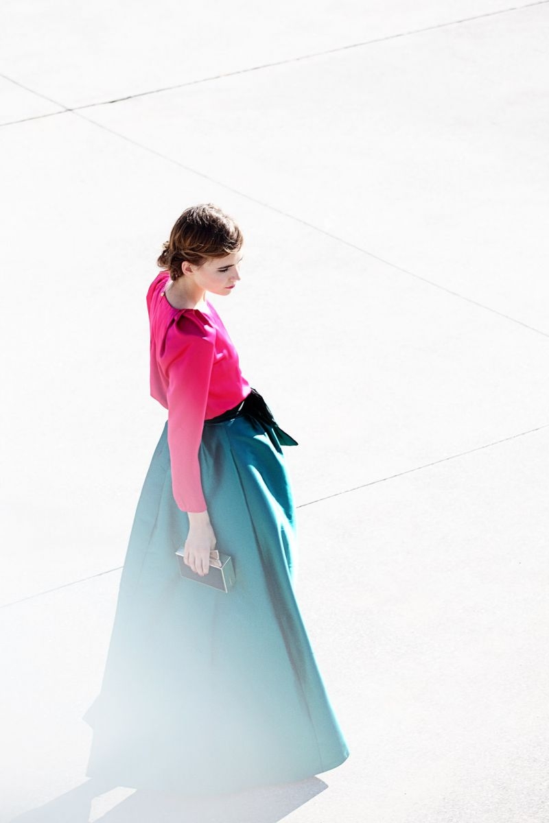 falda larga volumen y blusa blanca mangas abullonadas para boda y nochevieja